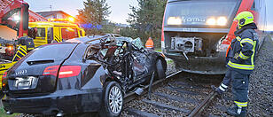 Auto von Zug erfasst: Tödlicher Unfall in Schalchen
