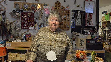 Vera Vitasek steht mit ihren 81 Jahren &#8201;jeden Tag hinter dem Geschäftstresen