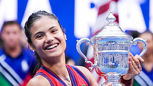 Emma Raducanu of Great Britain holds the trophy after her win against Leylah Fernandez of Canada in straight sets in th