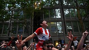 Sieg vor Gericht: Djokovic-Fans feiern in Melbournes Straßen