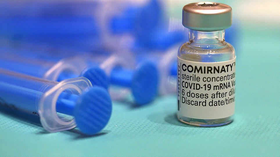 Corona-Impfung in Österreich mit Impfstoff von Biontech Pfizer - Corona vaccination in Austria with vaccine from Biontech Pfizer