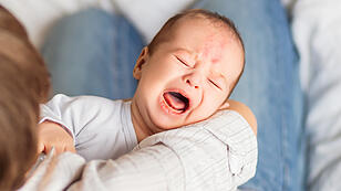 Pandemie belastet den Start ins Leben: Mütter gestresst, Väter ausgeschlossen